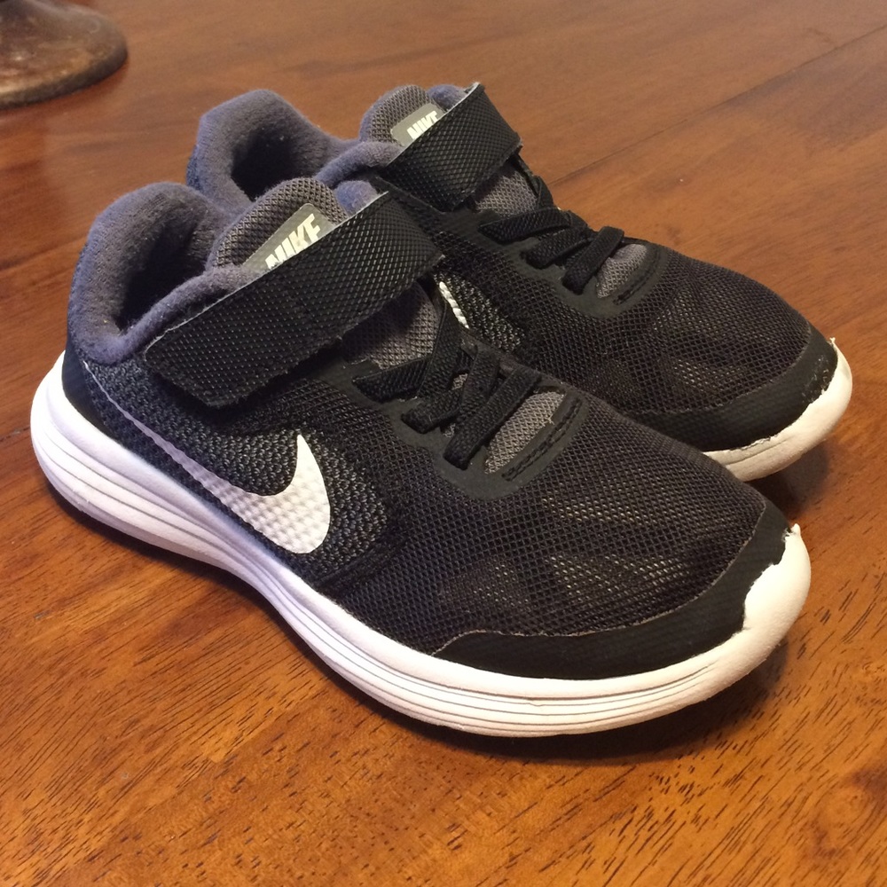 Boys Nike revolution 3